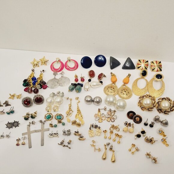 Vtg Mix 44 Plus Dainty Stud Earrings Pierced Butterfly Dangle Angel Stone Cross - Picture 8 of 8